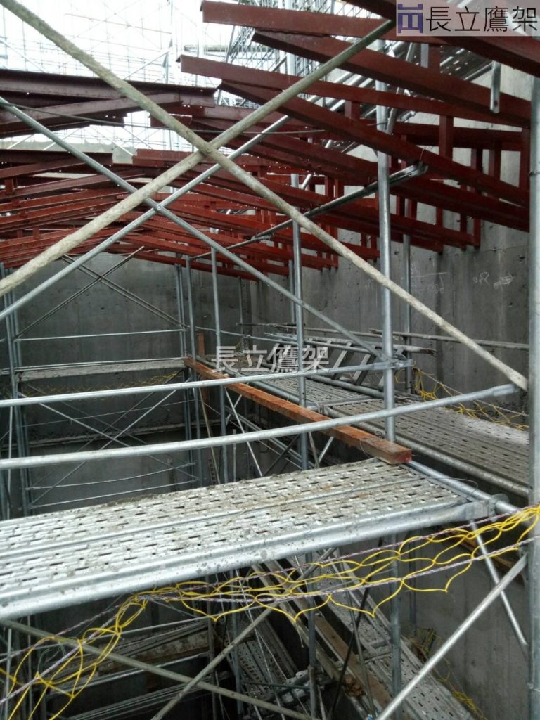 6月8日RF車梯間裝模板支撐用三角架丶1F挑空陽台補天花板補水平丶3F後陽台搭架5人_210304_3